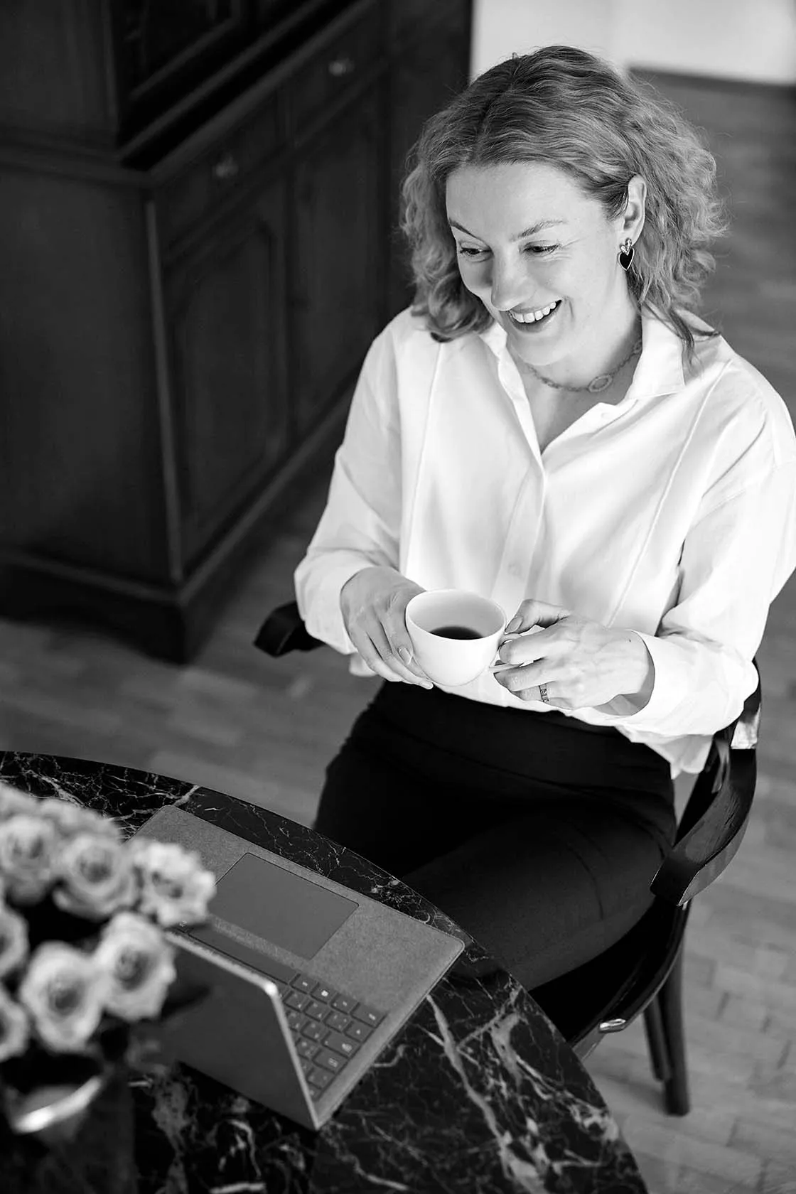Dr. Kisielowa conducting a live coaching session with a cup of coffee